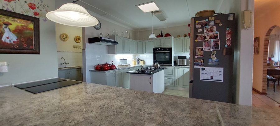 5 Bedroom Property for Sale in Wavecrest Eastern Cape